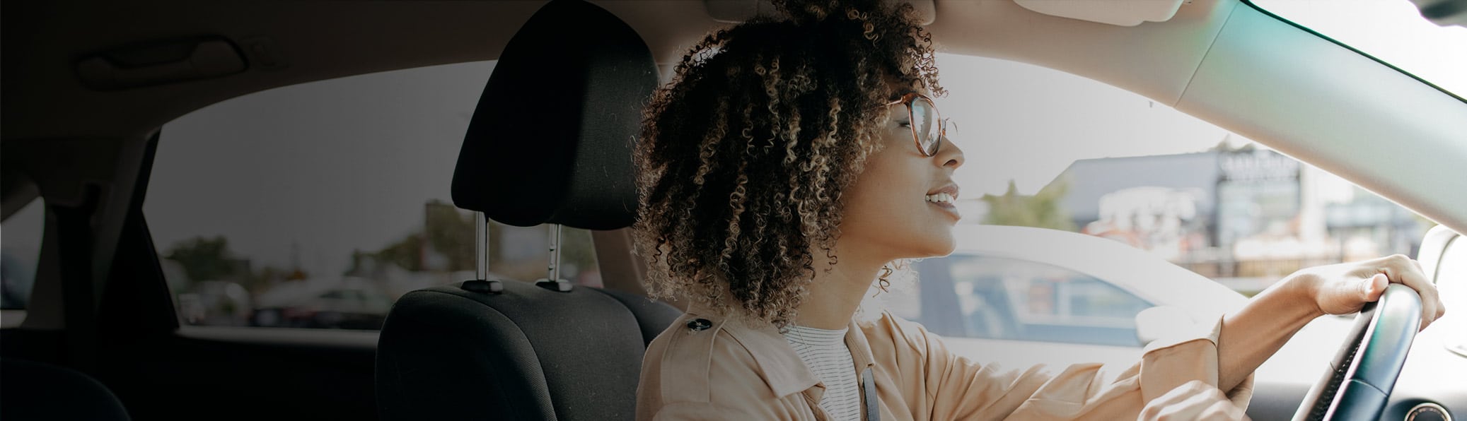 車を運転している女性の写真