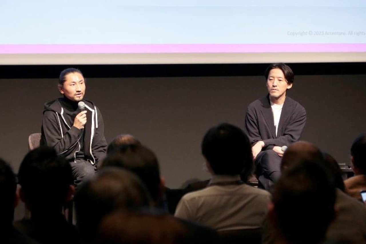Accentureの松原 陽氏と資生堂インタラクティブビューティーの中條 裕紀氏が登壇している様子