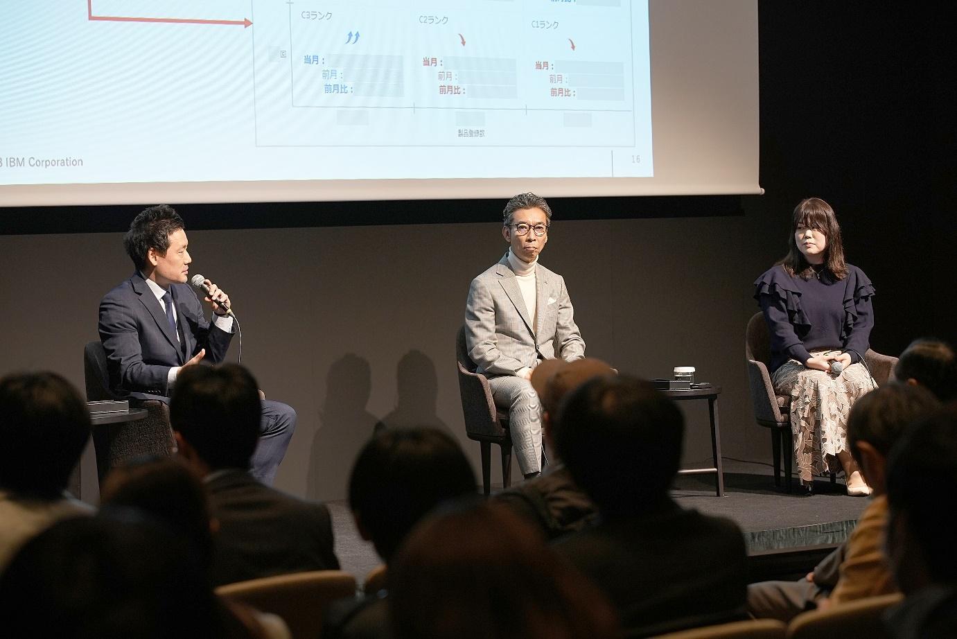 日本アイ・ビー・エム株式会社 インタラクティブ・エクスペリエンス事業部 マネージング・コンサルタントの麻生 剛氏、三菱電機株式会社 執行役員宣伝部長の阿部 敬人氏と同デジタルコミュニケーショングループマネージャーの浅尾 陽子氏