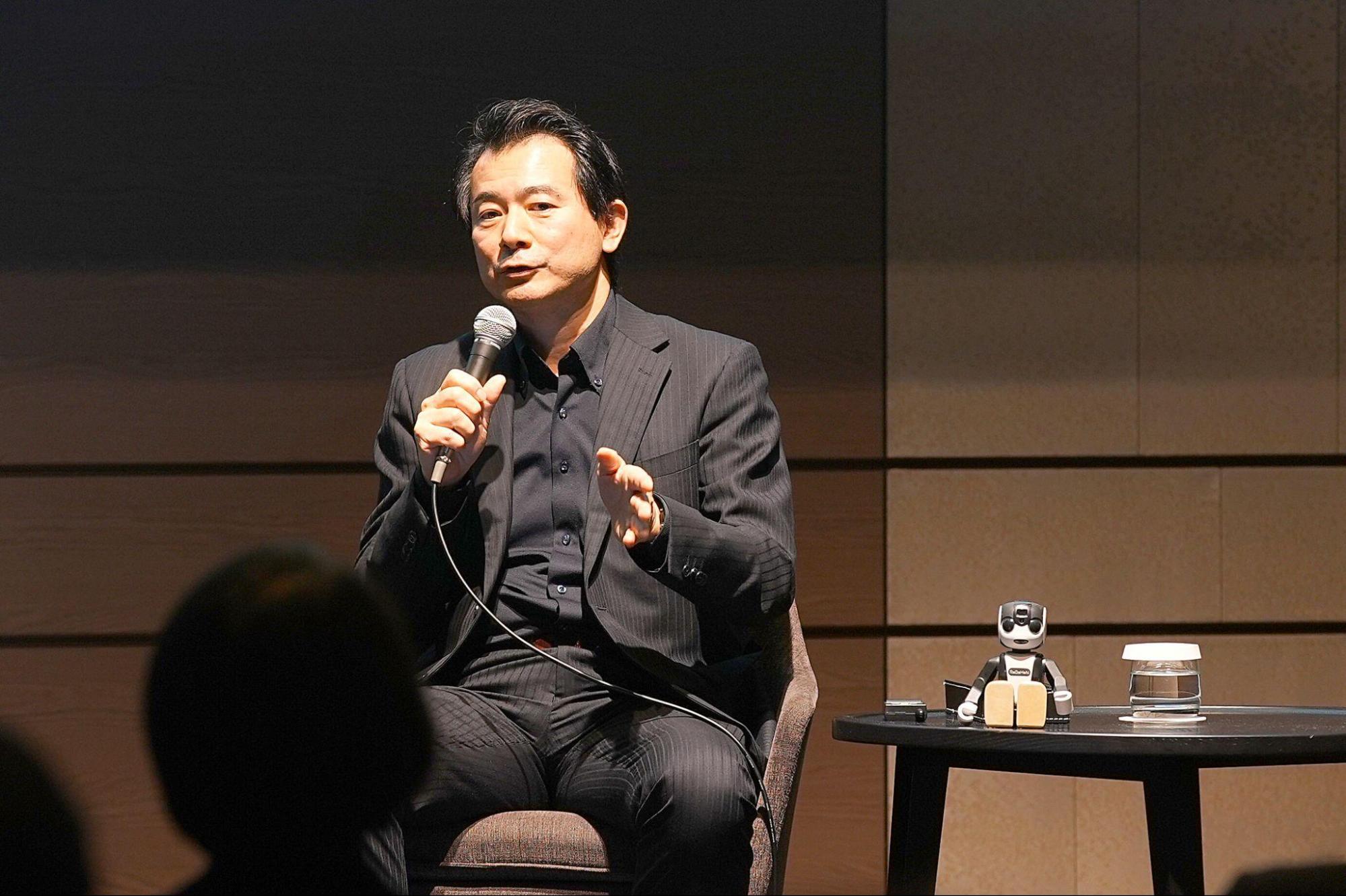 シャープ株式会社の中田 尋経氏が登壇している様子